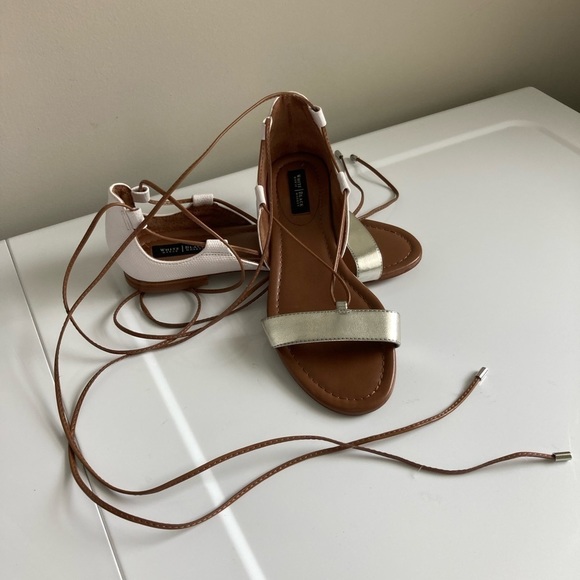 Sandal Flats Gladiator Size 6 Ankle Tie Flats White & Silver Preloved Gently - Picture 5 of 10